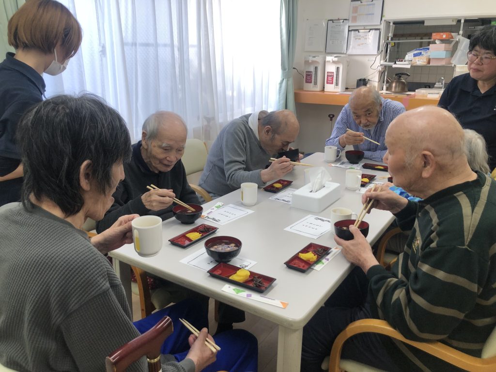 お汁粉を楽しむ利用者様たち