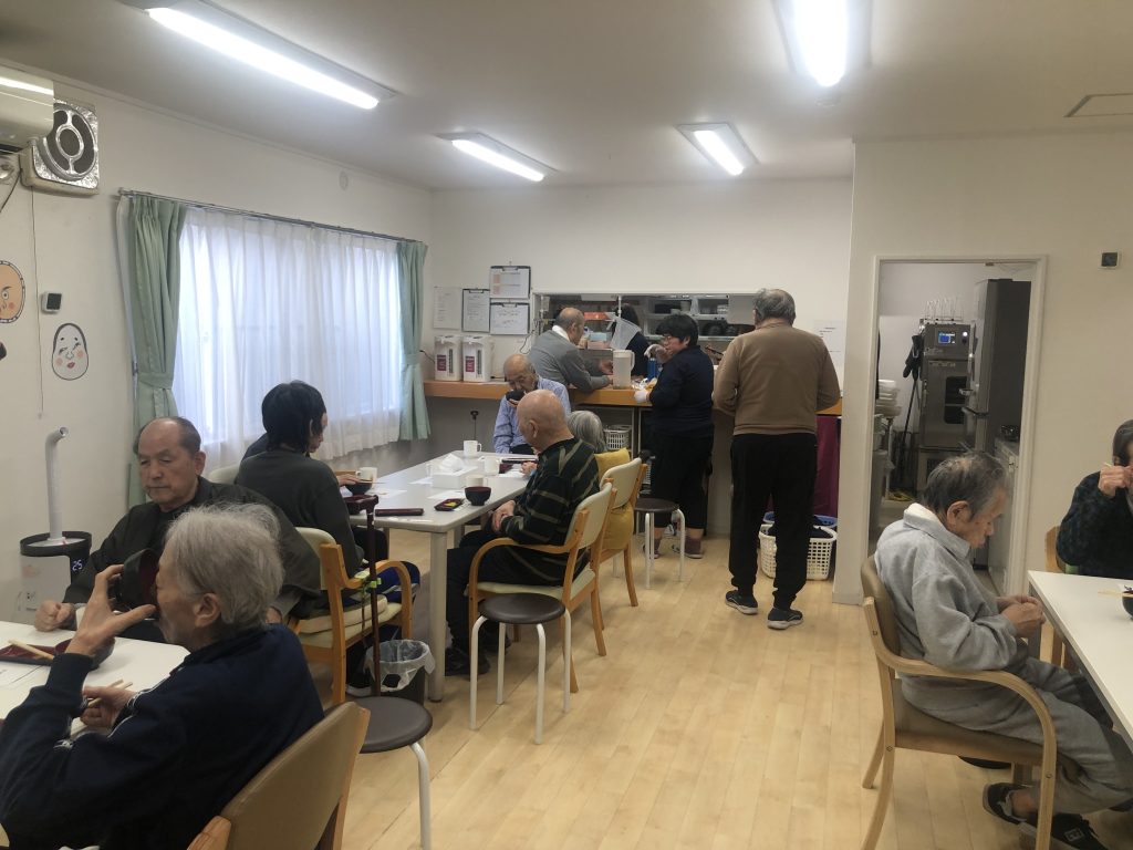 お汁粉をおかわりする利用者さん