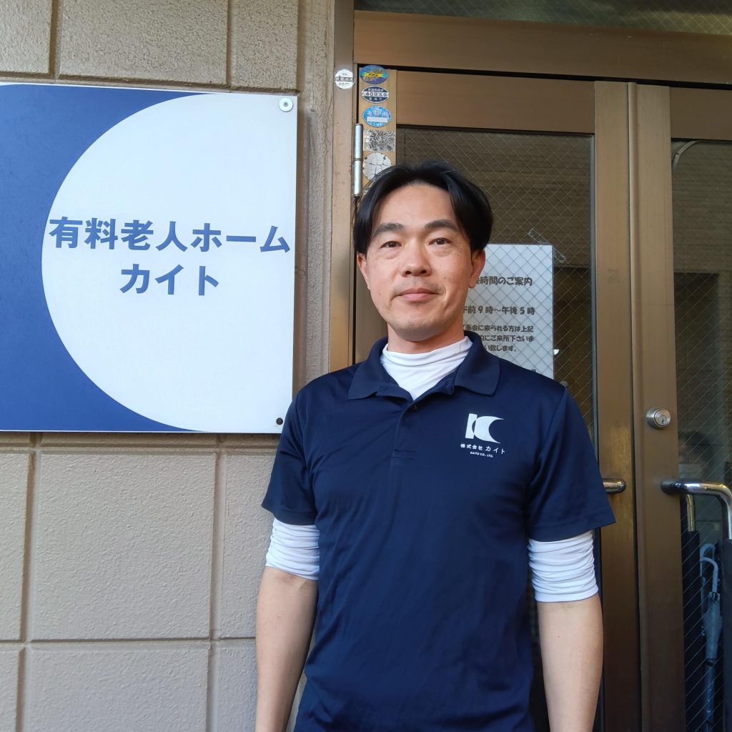 玄関前に立つ管理者