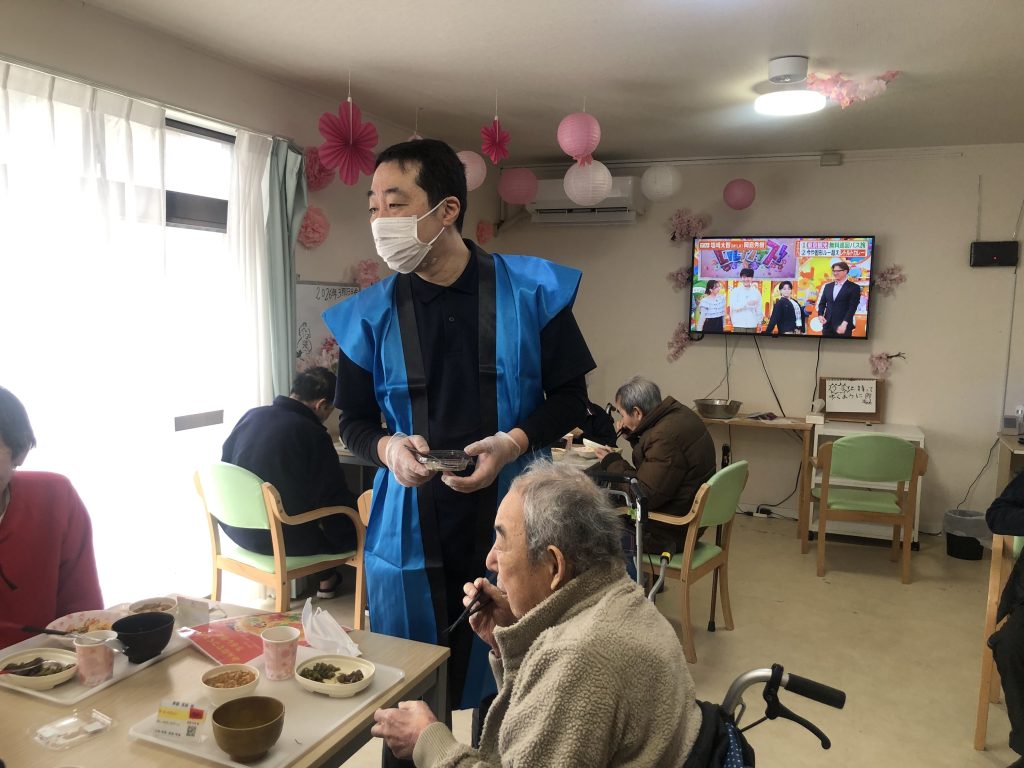 トッピングを配って回る管理者