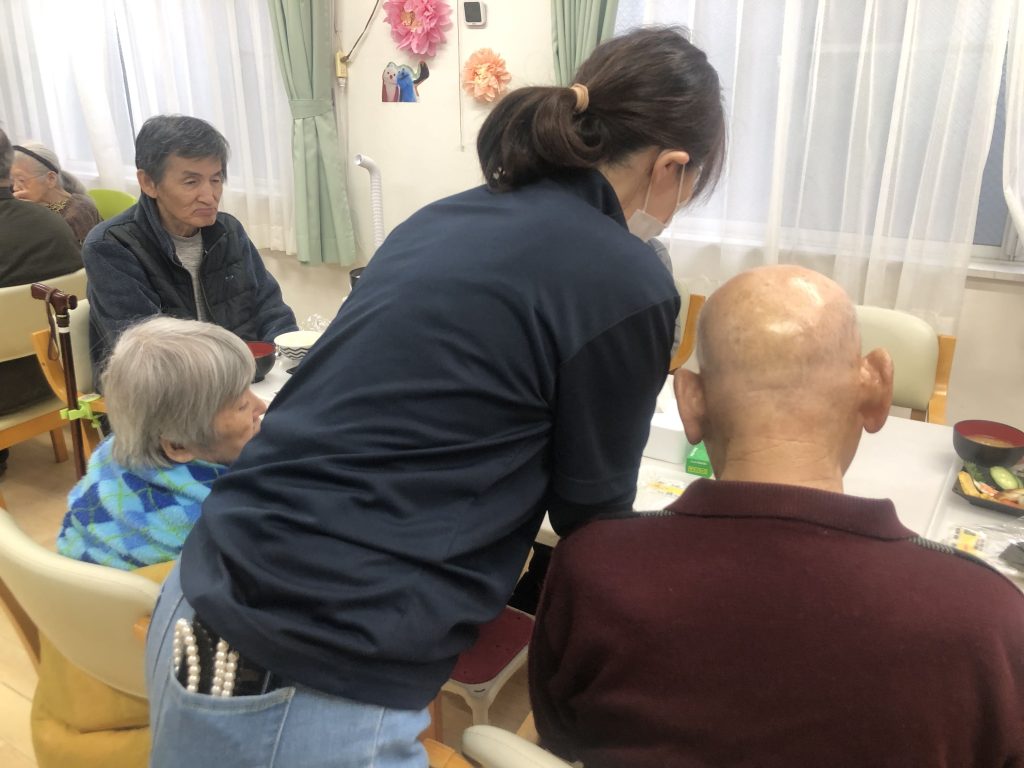 寿司ネタをくばる