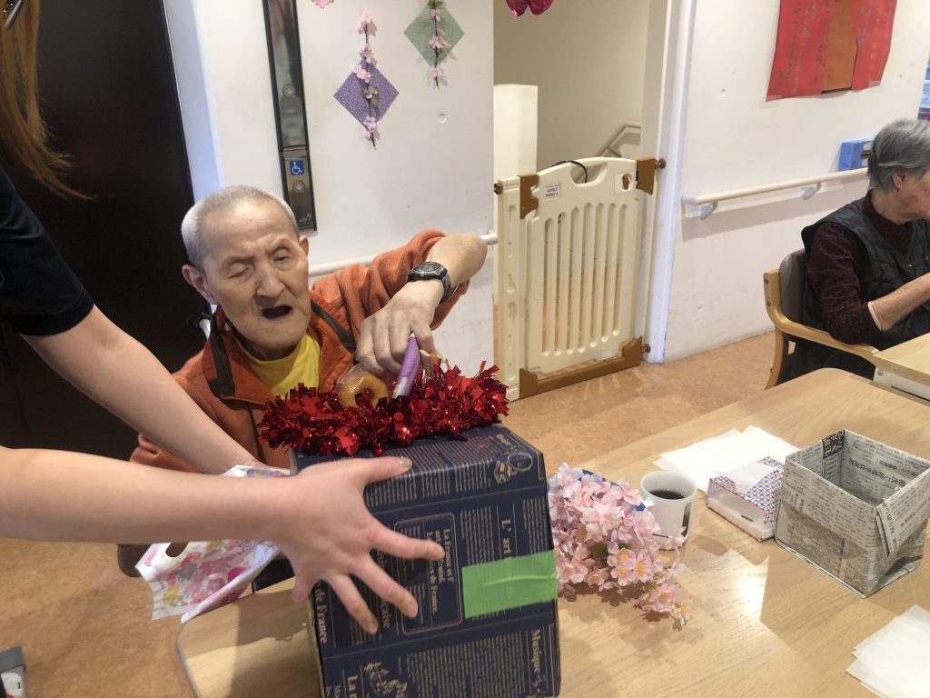 おやつつかみ取りする男性利用者