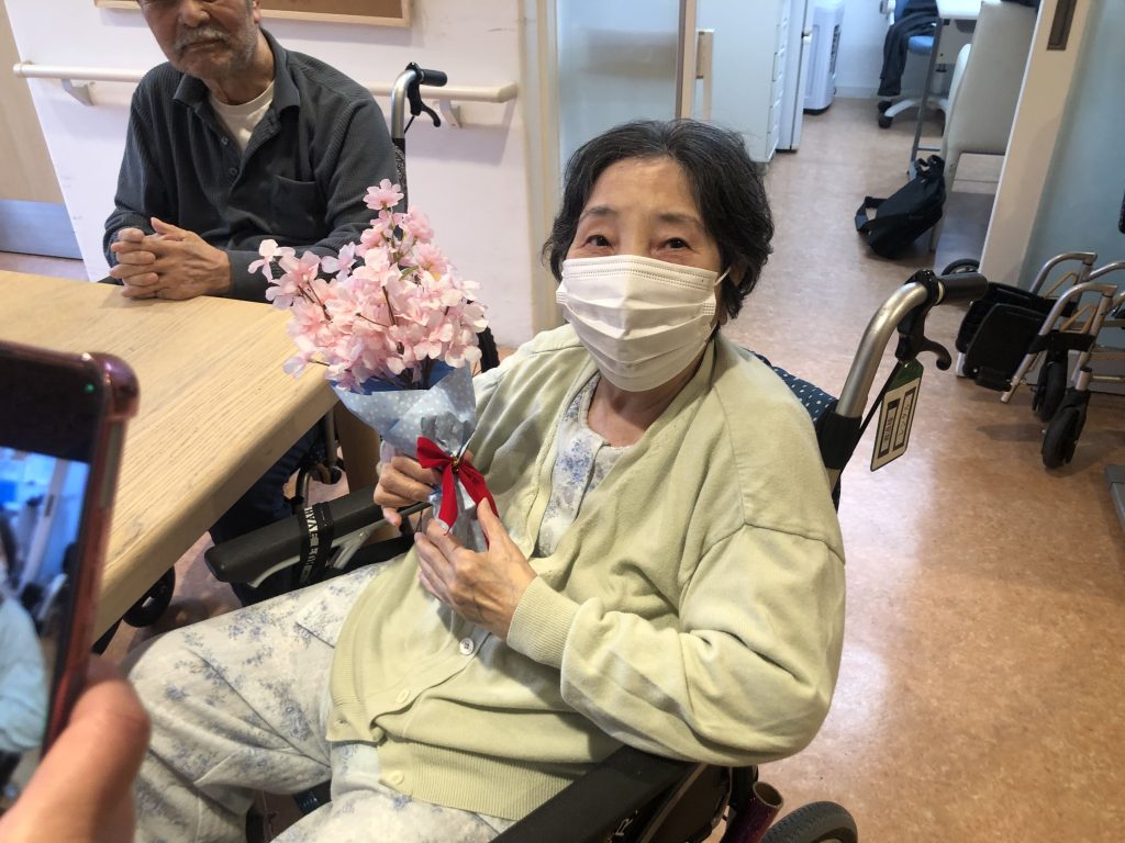 つかみ取り
おやつを手に入れた女性利用者