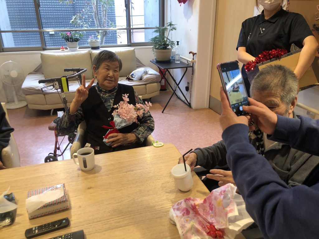 つかみ取りでおやつを手に入れた男性利用者