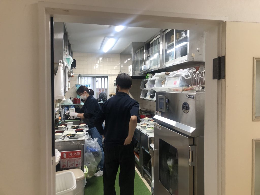 準備に忙しい職員たち